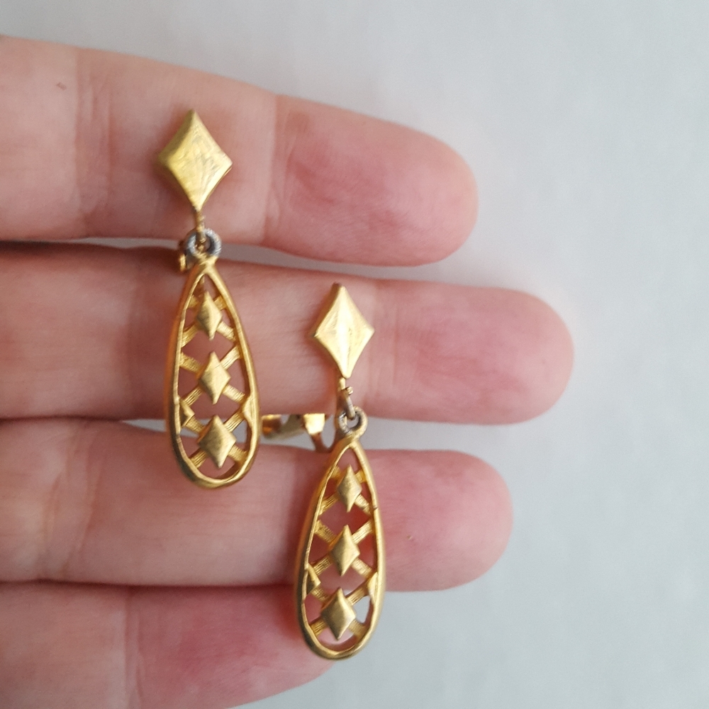 🌙Vtg Crown Trifari Clip On Earrings - Picture 2 of 10